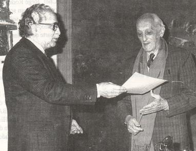 El presidente J.L.V�ttori entrega el diploma de miembro honorario a J. Rodr�guez Z�a