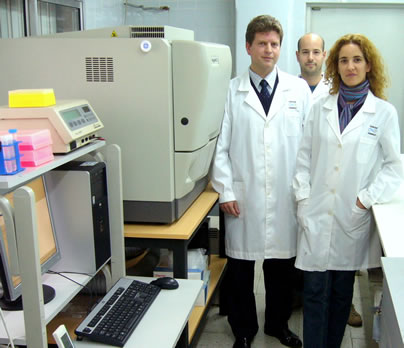 Sergio Gonz&aacute;lez (izq.), Juan Manuel Rudi y Ma. Consuelo Mart&iacute;, junto al nuevo secuenciador