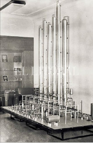 Maqueta construida sobre la base de la Ingeniería Básica de la Planta Experimental de Agua Pesada.Como referencia, la columna de intercambio isotópico más alta mide bastante más de 90 metros de altura