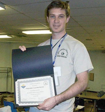 Alejandro Barbarini exhibe su certificado de participación en la escuela de verano 2009 - química verde (Colorado, EE.UU.)