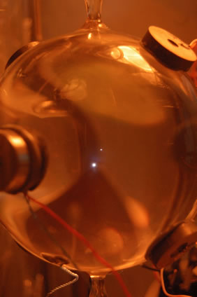 Burbuja sonoluminiscente en un resonador esférico de 90mm de diámetro conteniendo ácido sulfúrico al 85% y xenón disuelto a 30mbares