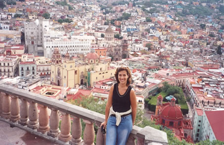 La Dra. Gutierrez con la ciudad de Guanajuato de fondo