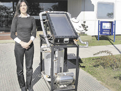 Dra. Jorgelina Far&iacute;as -becaria posdoctoral del Conicet en el INTEC, junto al reactor que se encuentra bajo patentamiento en el Inpi. Foto: Gentileza de Alberto Perezlindo.
