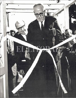 Puerta al futuro. El Dr. Bernardo Houssay, primer presidente del Conicet, corta las cintas en la inauguración del Inali; detrás, el Dr. Argentino Bonetto.