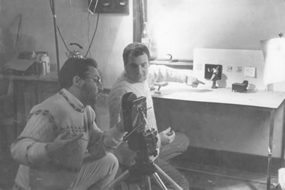 Jorge Falcone (izq.), autor de esta nota, y el publicitario Santiago Ballesti, en el Instituto de Arte Cinematogr&aacute;fico de Avellaneda ambos est&aacute;n rodando  el cortometraje de stop motion "la conciencia de un genio" (1 min., 16 mm, color), basado en el aporte de Albert Einstein al proceso de fisi&oacute;n del &aacute;tomo