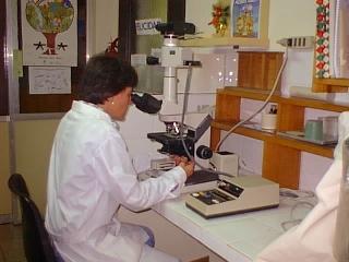 Julieta Parma en un laboratorio del INALI