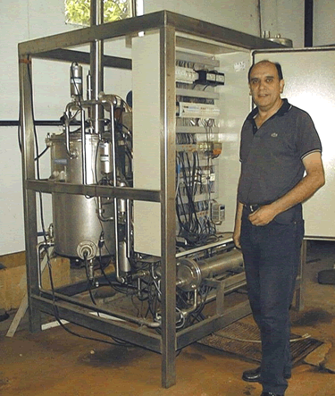 El Dr. Ernesto Martínez en el laboratorio de la planta piloto del Ingar (Foto: gentileza Carlos Ruiz)