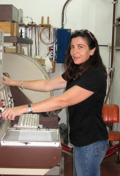 Dra. D&eacute;bora Martino, en el laboratorio de resonancia paramagn&eacute;tica electr&oacute;nica del INTEC