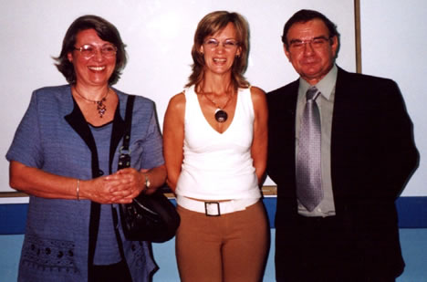 La Dra. Diana M&uuml;ller (Centro), flanqueada por la Dra. Georgina  Tonarelli y el Dr. Arturo Simonetta 