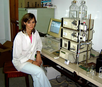 La Dra. Diana M&uuml;ller, en el Laboratorio de p&eacute;ptidos bioactivos del Departamento de Qu&iacute;mica Org&aacute;nica de la FBCB (UNL).