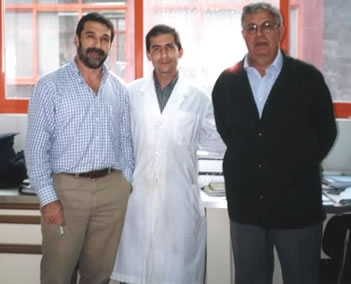Dr. Marcelo Murgu&iacute;a (centro), flanqueado por los Dres. Miguel Tom&aacute;s y Jos&eacute; Barluenga Mur