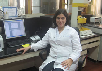 Mar&iacute;a Laura Olivares, en el Laboratorio del GIAyB (INTEC)