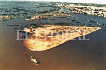 Inundación de 1983. De acuerdo con lo previsto, los terrenos del CONICET son una isla rodeada de agua. Las previsiones de refular los terrenos con una altura 1,5 m mayor a la de la Casa de Gobierno y por encima del nivel de la Ruta 168 dieron resultado. 