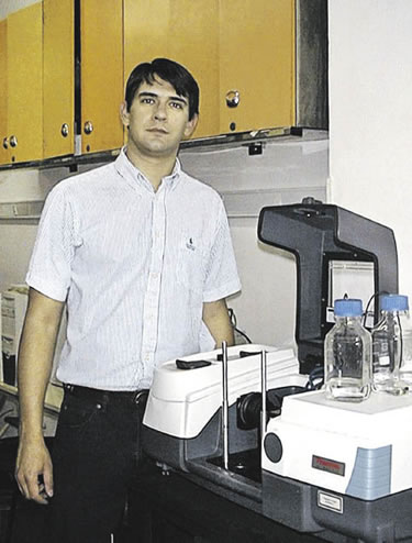 Dr. Sebastián Collins, en el Laboratorio del Grupo de Oleoquímica y Catálisis del INTEC