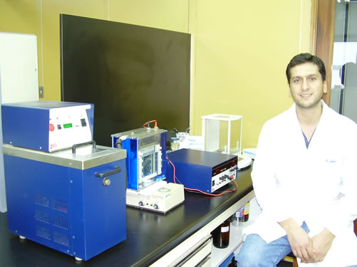 Dr. Guillermo Sihufe en uno de los laboratorios del GIAyB
