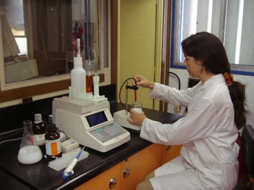 La Dra. Ver�nica Gonz�lez en el Laboratorio del Grupo de Pol�meros del INTEC, de la ciudad de Santa Fe